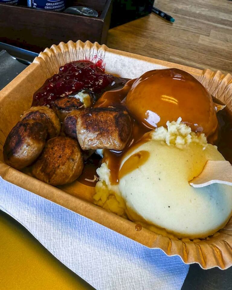 Based on what I saw on Google Maps, I decided to go to the Helnys kiosk och gatukök AB and try their meatballs. I talked to the people there, and they shared that their burgers are famous around the area, and I decided to get them too. I was starving, and this was one of the best meals of the entire trip.