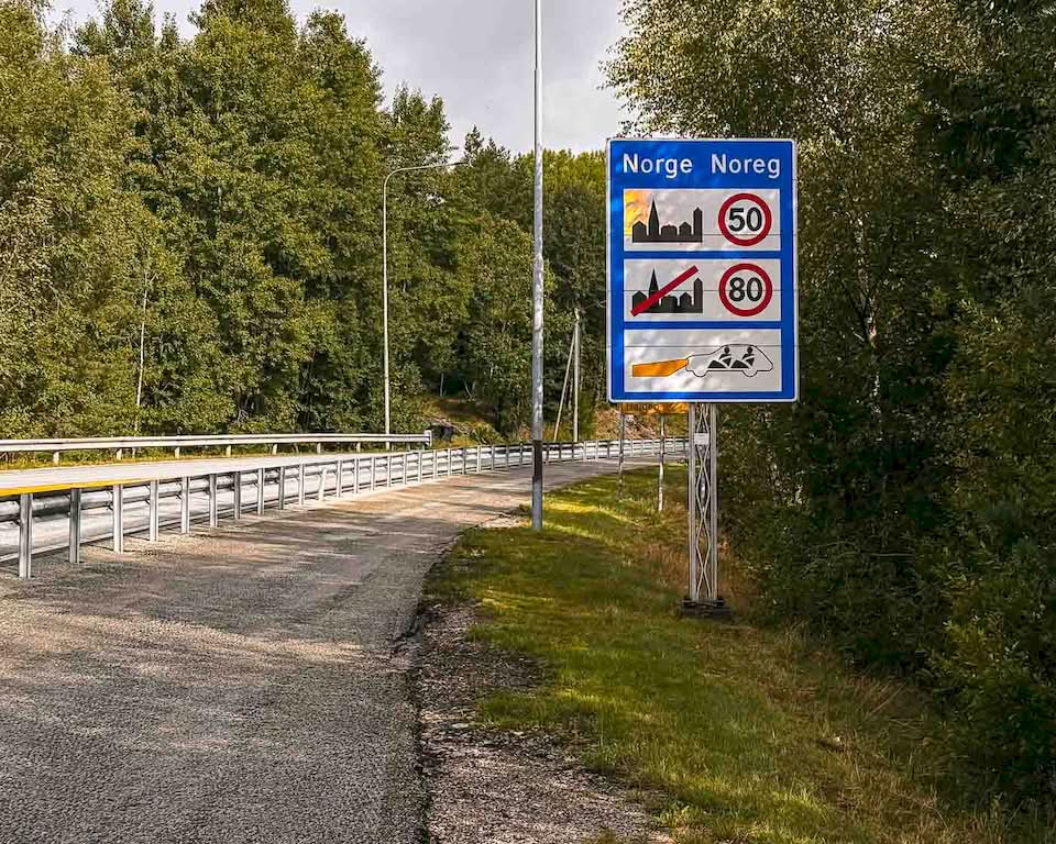 The first kilometers cycling in Norway were not the best since I had to spend a lot of time on a narrow road that was busy with cars on both sides. It didn’t feel dangerous, but it was stressing me out. I was relieved when I arrived in Fredrikstad and had to stop cycling for a while to cross the Glomma River by ferry.