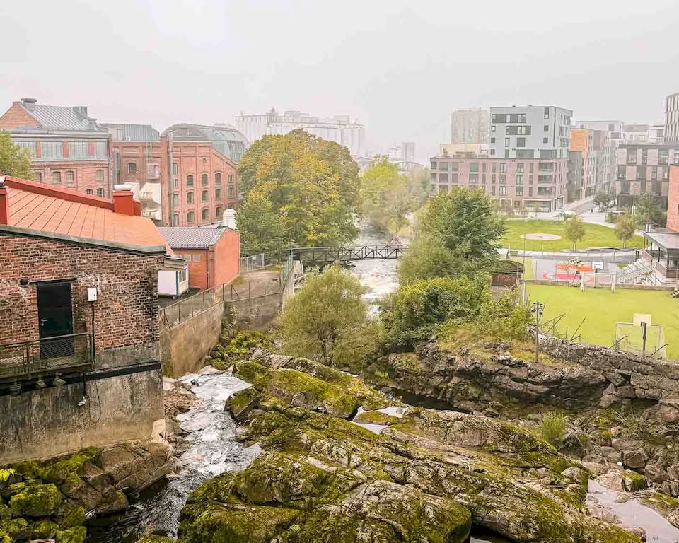 When I left Moss, the city was still covered in mist, and it was so humid that the spiderwebs next to the bike lane were covered in morning dew. The closer I got to Oslo, the busier the bike lane got. There were so many people biking on that early Sunday morning, and it felt great to see that. These people were having a great Sunday morning cycling, and so was I.