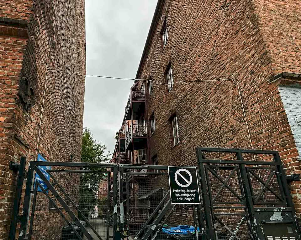 As a big fan of black metal, the first place I visited in Oslo was the building where, on the night of 10 August 1993, Varg Vikernes stabbed Euronymous to death. If you are familiar with the Norwegian Black Metal scene from the early 1990s, you know what this means.