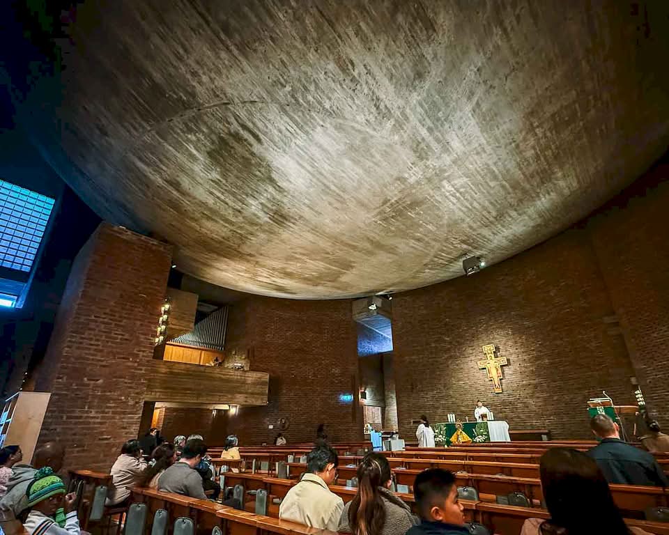 Close to it, you can find the St. Hallvards Kirke, which was built of brick and concrete exposed both to the interior and exterior. It has a fantastic design and won several architectural awards after it was completed in 1966. One of the highlights for me is how the roof of the church room hangs down and gives the lowest height where it is traditionally highest.