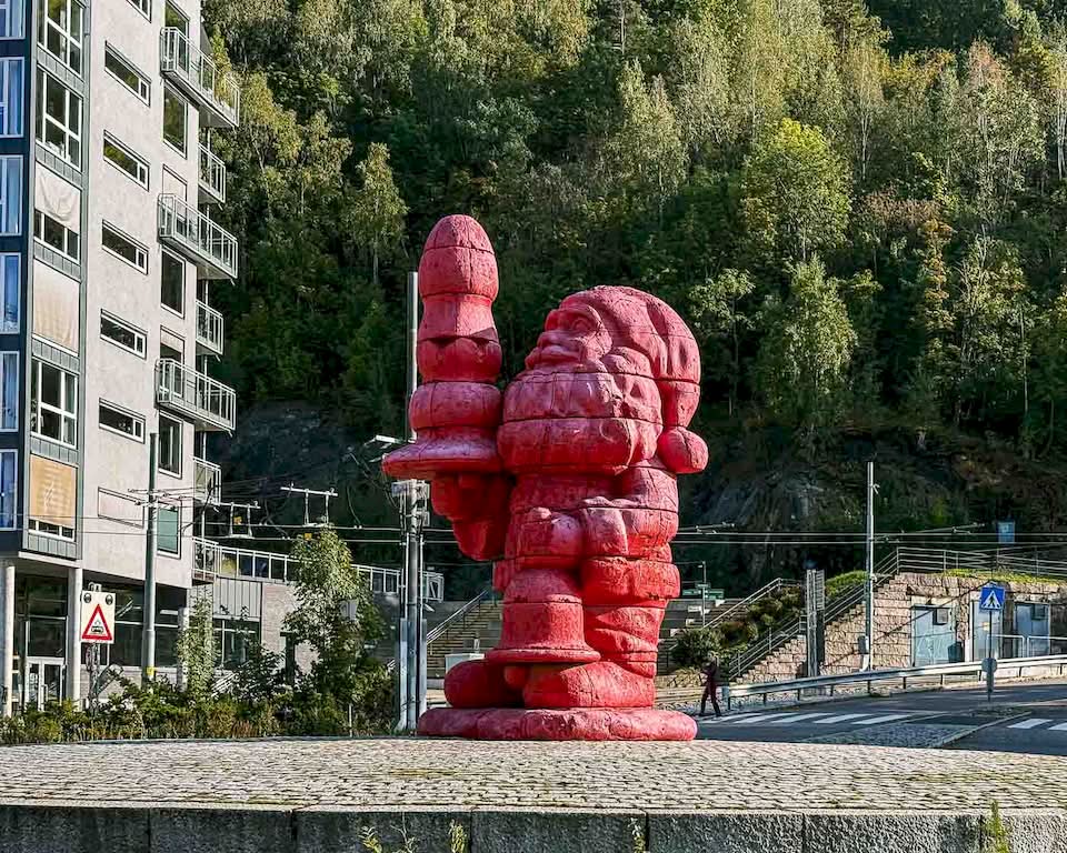 From there, we walked towards the Ekeberg Park to see the statues and artwork there. But, before we arrived, we stumbled upon the Dildonissen that reminded me a lot of the Rotterdam Santa Claus that I visited before. It’s difficult to just write a few sentences about what I saw at the Ekeberg Park. I will need a full article about it in the future. The highlights for me were the Nordic Pixel Forest, the Dilemma statue, and the Venus de Milo aux tiroirs by Salvador Dalí.