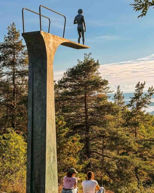 From there, we walked towards the Ekeberg Park to see the statues and artwork there. But, before we arrived, we stumbled upon the Dildonissen that reminded me a lot of the Rotterdam Santa Claus that I visited before. It’s difficult to just write a few sentences about what I saw at the Ekeberg Park. I will need a full article about it in the future. The highlights for me were the Nordic Pixel Forest, the Dilemma statue, and the Venus de Milo aux tiroirs by Salvador Dalí.