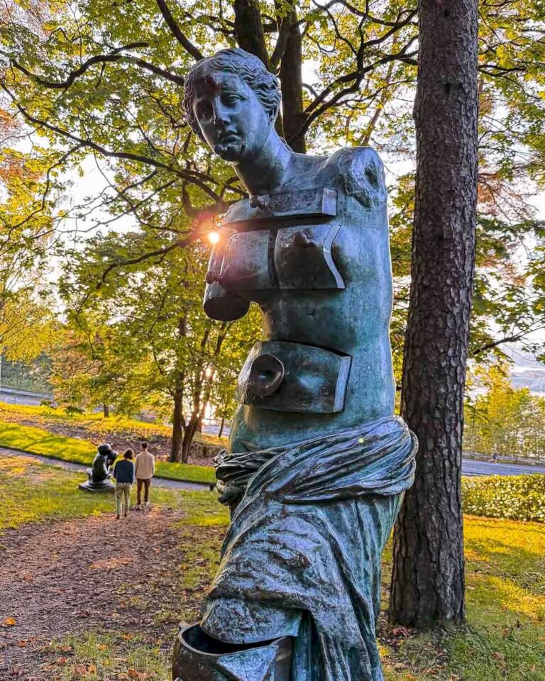 From there, we walked towards the Ekeberg Park to see the statues and artwork there. But, before we arrived, we stumbled upon the Dildonissen that reminded me a lot of the Rotterdam Santa Claus that I visited before. It’s difficult to just write a few sentences about what I saw at the Ekeberg Park. I will need a full article about it in the future. The highlights for me were the Nordic Pixel Forest, the Dilemma statue, and the Venus de Milo aux tiroirs by Salvador Dalí.