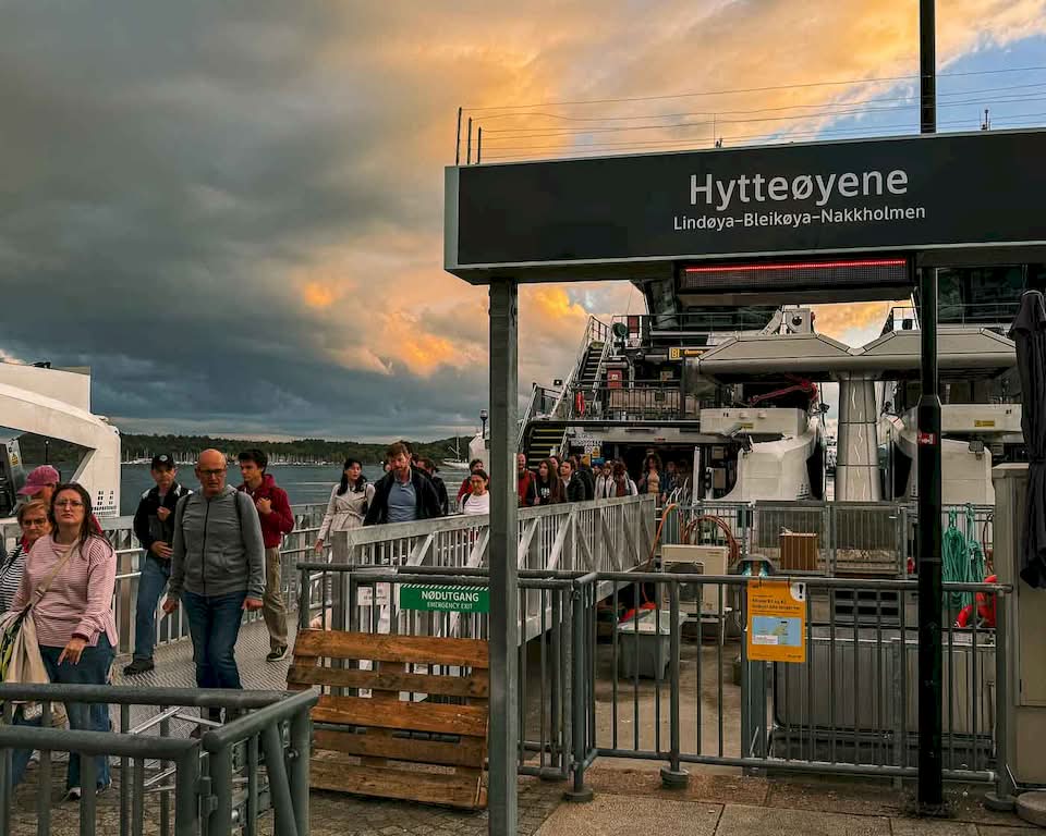 At the end of the day, Rodrigo and Elissa headed to the airport to fly back to Berlin, and Camila and I decided to go for a ferry ride around the islands of the inner Oslo Fjord. We took the B1 line from Aker Brygge, and it was fantastic to see the sky getting dark over Oslo from the water.