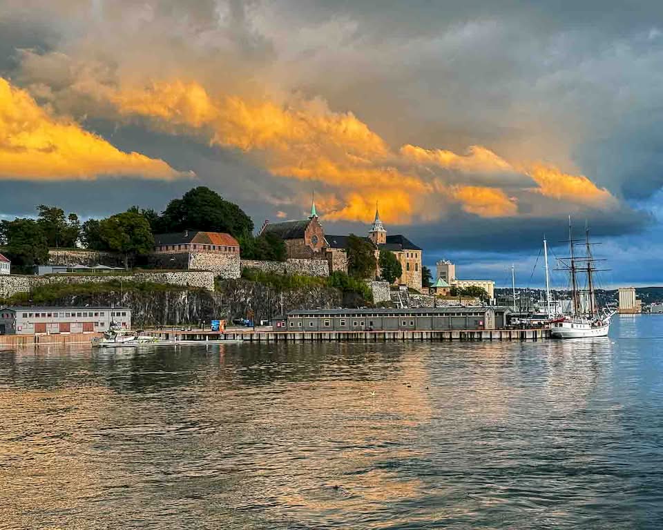 At the end of the day, Rodrigo and Elissa headed to the airport to fly back to Berlin, and Camila and I decided to go for a ferry ride around the islands of the inner Oslo Fjord. We took the B1 line from Aker Brygge, and it was fantastic to see the sky getting dark over Oslo from the water.