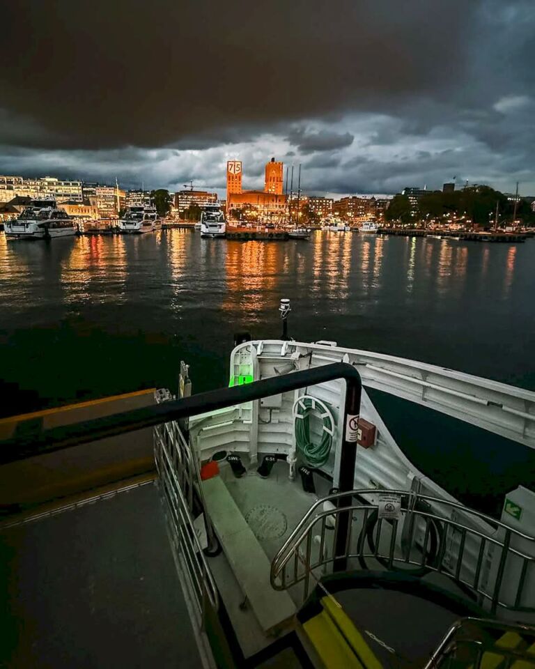 At the end of the day, Rodrigo and Elissa headed to the airport to fly back to Berlin, and Camila and I decided to go for a ferry ride around the islands of the inner Oslo Fjord. We took the B1 line from Aker Brygge, and it was fantastic to see the sky getting dark over Oslo from the water.