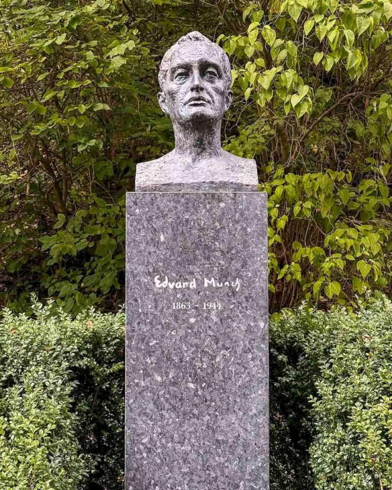 We headed towards the gorgeous houses around Damstredet and visited Munch’s and Ibsen’s graves at the Our Savior’s Cemetery. From there we walked towards the Akerselva river for some pictures, and we ended up at the Mathallen Oslo for an early lunch.