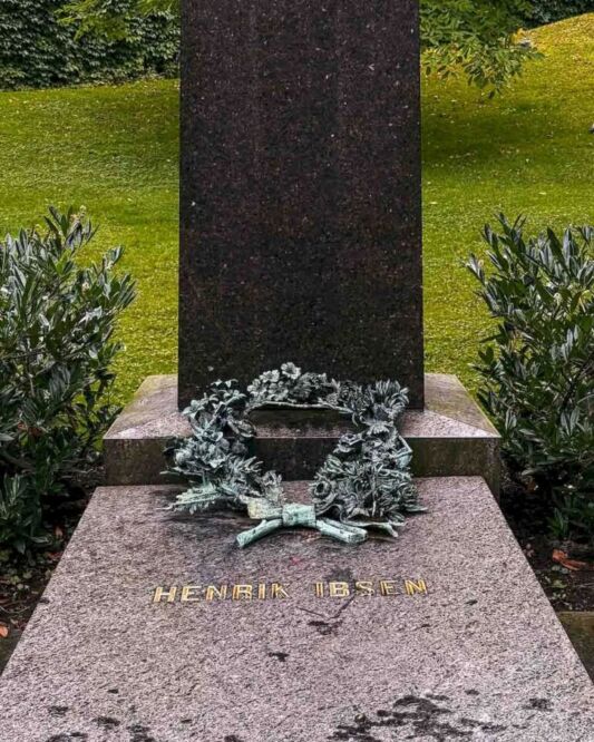 We headed towards the gorgeous houses around Damstredet and visited Munch’s and Ibsen’s graves at the Our Savior’s Cemetery. From there we walked towards the Akerselva river for some pictures, and we ended up at the Mathallen Oslo for an early lunch.