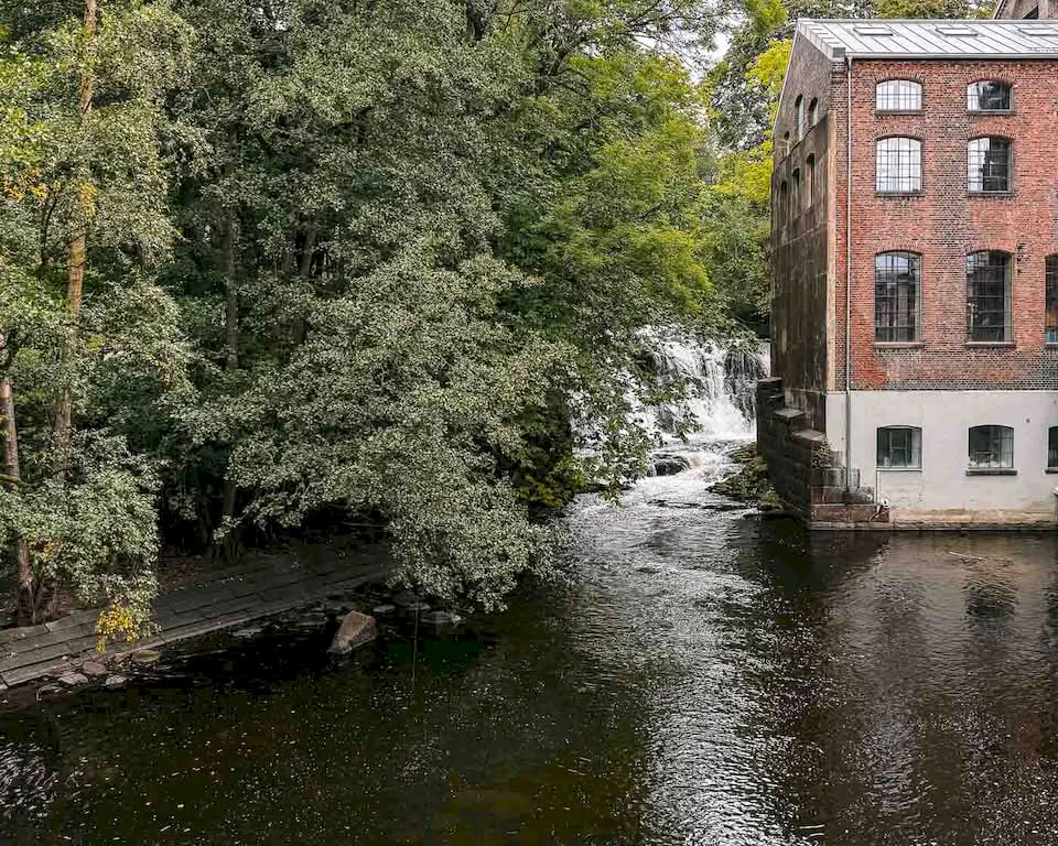 We headed towards the gorgeous houses around Damstredet and visited Munch’s and Ibsen’s graves at the Our Savior’s Cemetery. From there we walked towards the Akerselva river for some pictures, and we ended up at the Mathallen Oslo for an early lunch.