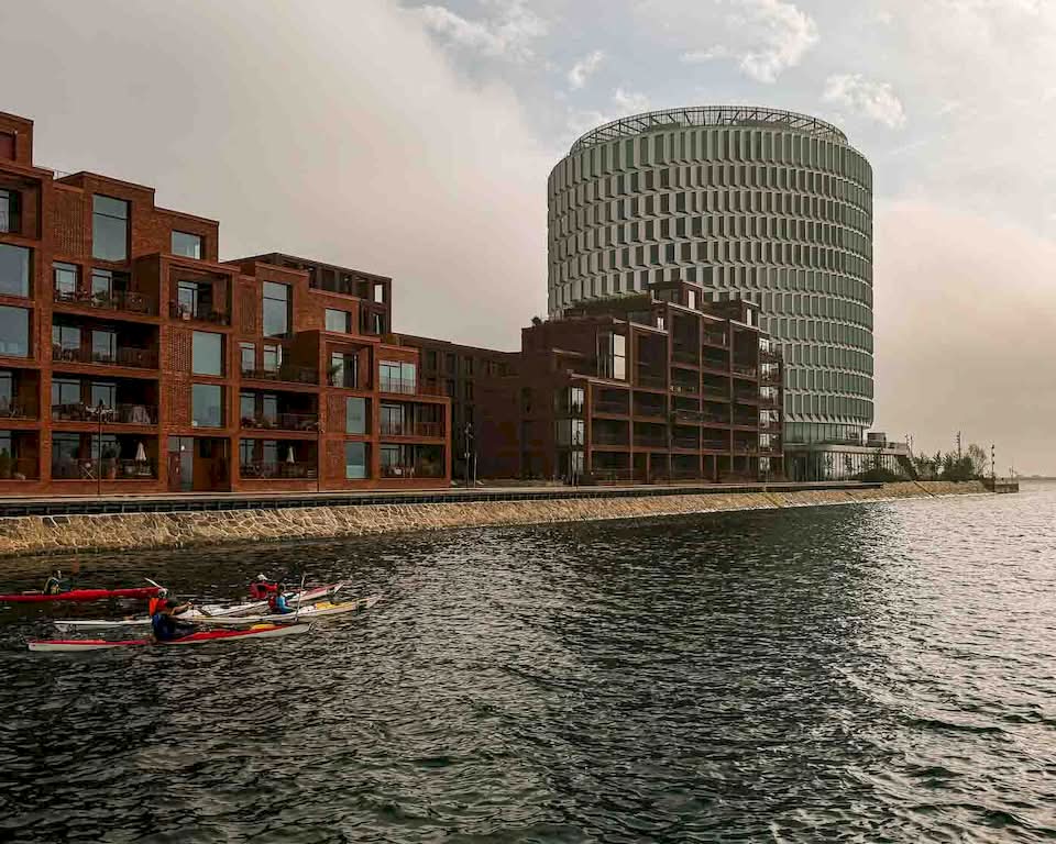 My first day on the road was relaxed. I knew I didn’t want to rush things, and that is why I decided to take a day off in Copenhagen. In the morning, I cycled all the way to the north of the city, around the area where I visited Copenhill before. On the way there, I passed by several cool-looking buildings that I know I will have to get back to see again. But the highlight was how empty the area is and the pictures I took there while killing time before my check-in.