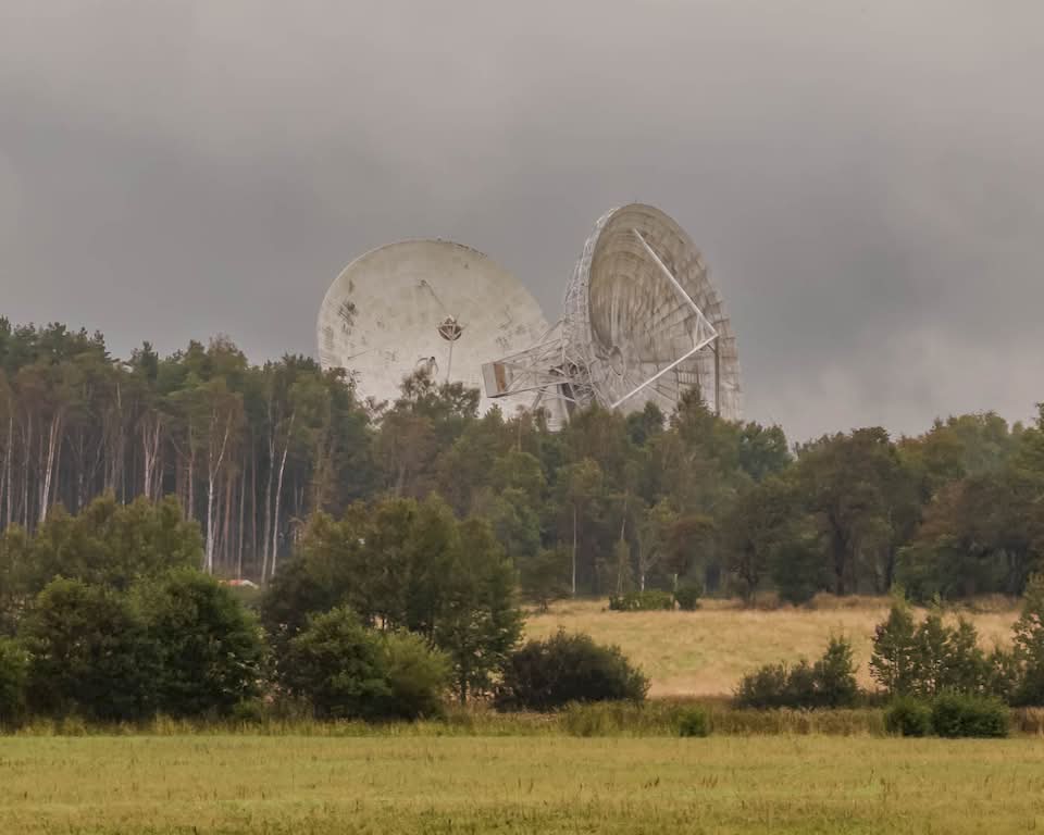 Maybe it was the surrounding scenery that was filled with forests that helped out. I don’t know. But they distracted me when I passed by the massive antennas around Tanum Teleport, or else I would have gotten closer to them for some pictures.