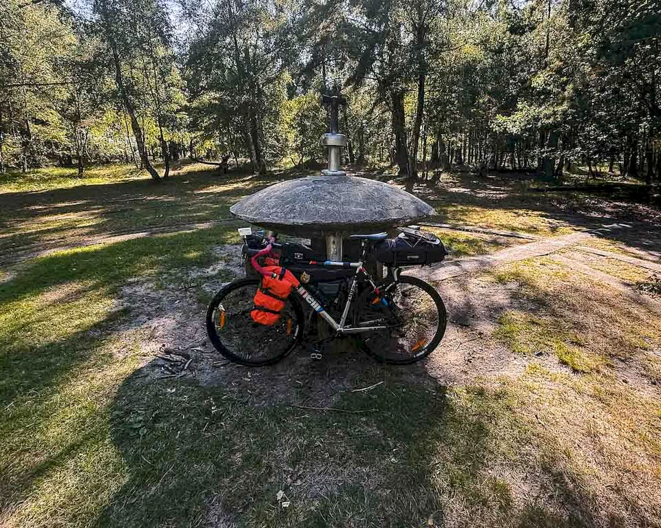One of the highlights of the first day of cycling was the stop I made at the Ängelholm UFO memorial. This monument in the middle of the forest celebrates the moment when Swedish entrepreneur Gösta Carlsson encountered a UFO back in 1946. He considered that encounter to be the reason he was successful in his life and decided to erect the monument in 1972 with flying saucer and spaceship impressions on the floor. It was a weird place to stop, but I love stumbling upon places like this.