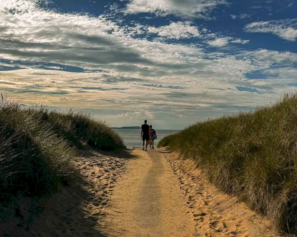 After 103 km on the road, split into two sections, I crossed Ängelholm and arrived at the Strandbyn—Destination Råbocka, where I would spend the night. When I booked this place, I knew that the Råbocka beach would be close by, and that is where I went to relax after so many kilometers. I just locked my bike and went to the water with my bike bibs and my sunglasses. What a fantastic way to end the day.