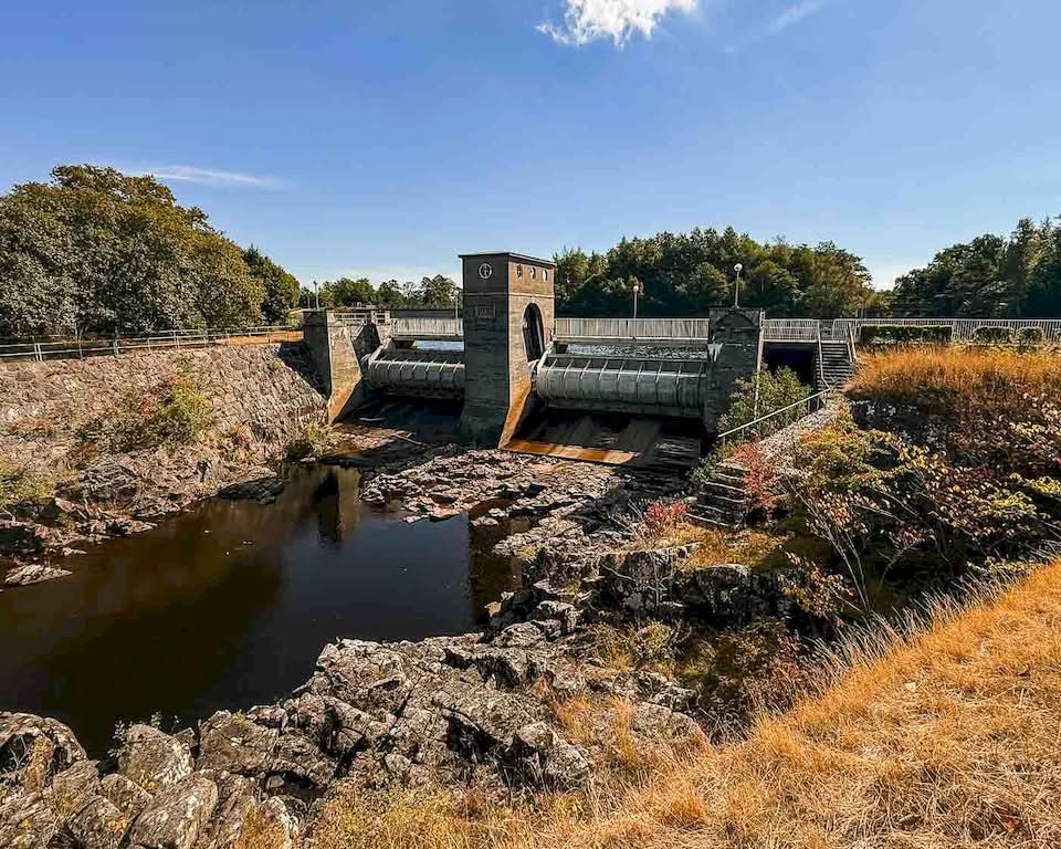 Even the hills that I crossed around Båstad took a hold on me due to the beautiful surroundings. I think the only “bad” part of the day was the detour I took around Laholm to see the remains of an old castle and a historical power plant. Besides that, the day was remarkable, and the highlight was the last kilometers before my stay at the Stugcentralen Lägenhetshotell & Stugor.