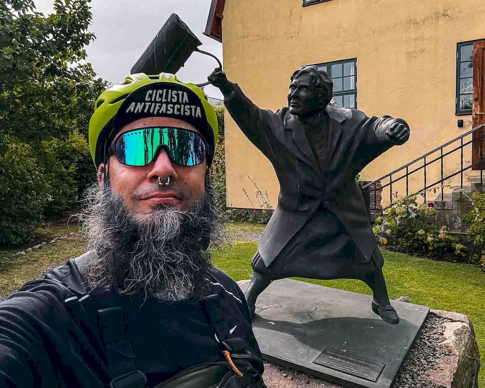 While I was planning my routes, I always looked for something interesting to pass by and stop at. In Varberg, I had only one thing in my mind: I needed to see the Danuta Danielsson statue. The woman is known as “The Woman with the Handbag” because of a picture that Hans Runesson took of her hitting a Neo-Nazi with her purse in Växjö, Sweden, on April 13, 1985. And I was so happy to stop by the statue made by Susanna Arwin and see that there is a tree close by where people leave handbags.