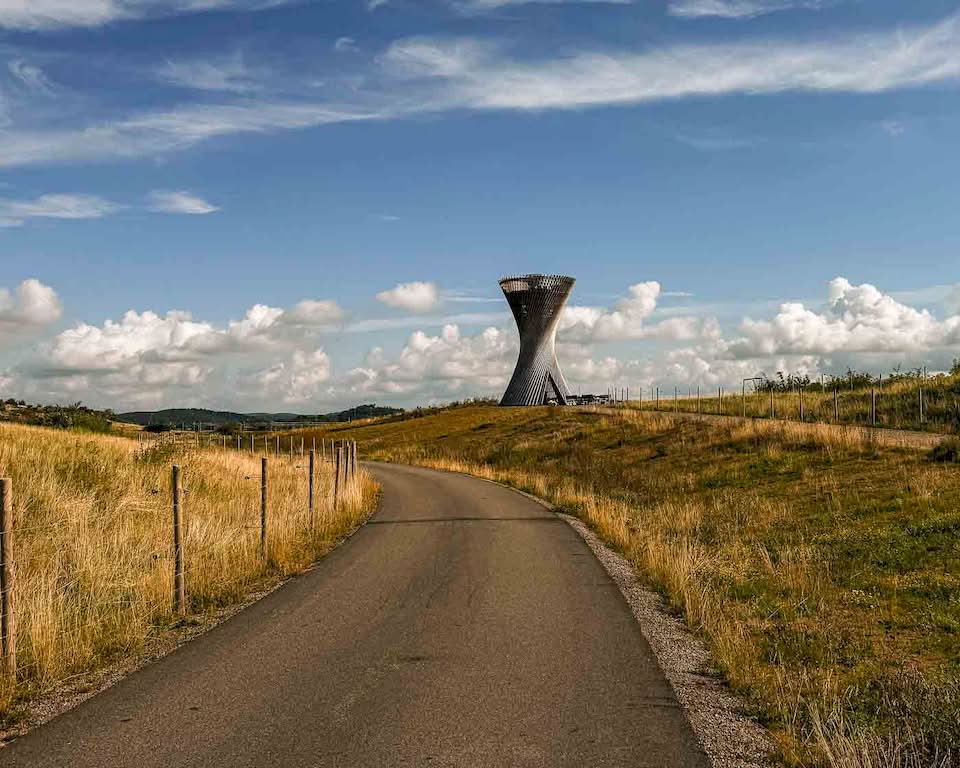 Leaving Varberg was great on the Kattegattleden. I was getting some speed and getting ahead of my schedule, and I even stopped at the Utsiktstornet Kärven and went up the tower for some panoramic pictures.