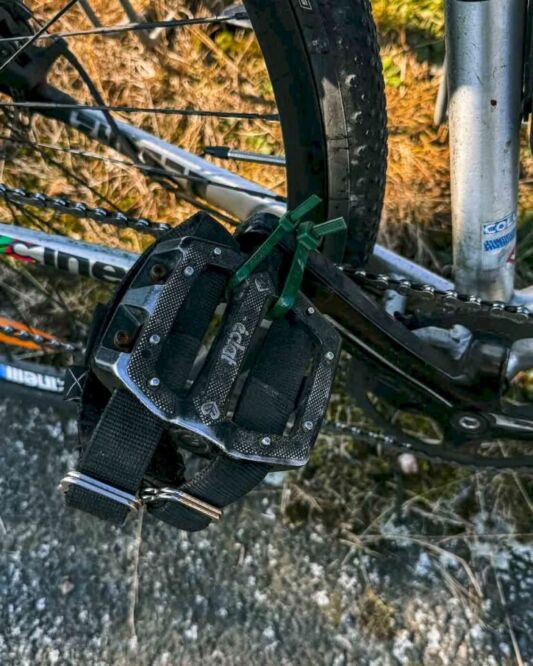 But everything turned sour around kilometer 35 or so. I was passing by Väröbacka, and I felt like something moved weirdly under my feet. My right pedal broke down. I tried to fix it using some zip ties that I had with me, but it didn’t work. I tried some paracord rope that I had, but it only lasted for a few meters.