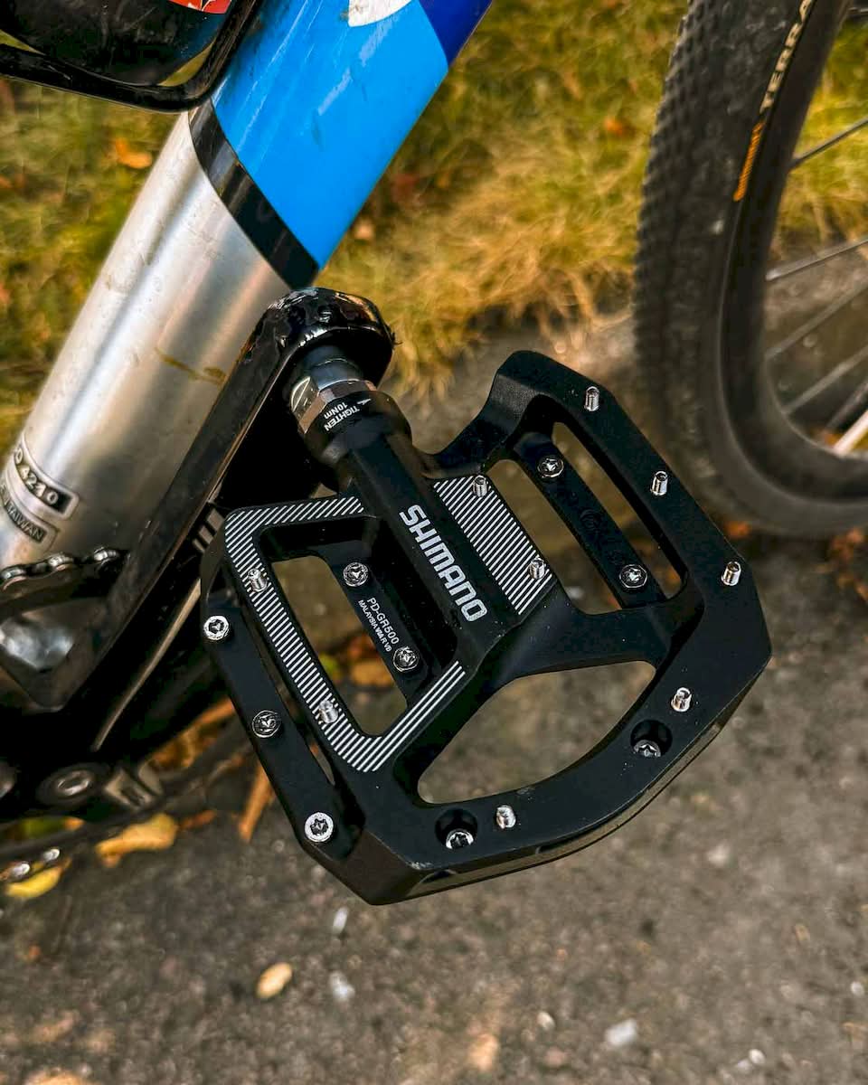 I believe I was cycling fueled by anger, and I didn’t stop many times for pictures or to eat anything during those 35 km ahead. When I got to the TeamSportia in Kungsbacka, I was relieved that it was over. I told the gentleman at the shop about my problem, and he was happy to help. We talked a bit about bike trips like this, and I was ready to continue my bike ride with a Shimano pedal under my feet.