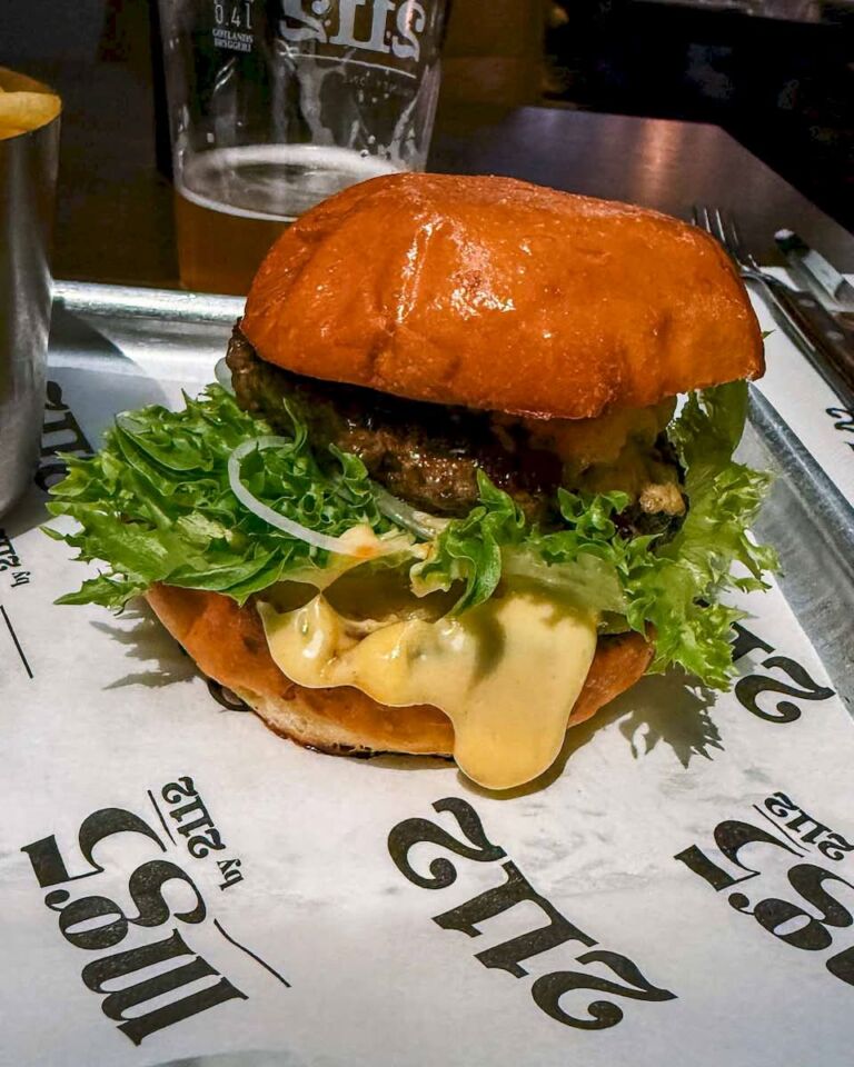 To celebrate the city, everything that happened during the day, and to mark the halfway point between Copenhagen and Oslo, I decided to go have some beers and burgers at the 2112 restaurant, and what a fantastic experience it was. There was some heavy music in the air, the bar was full of great beers, and the burgers were tasty!