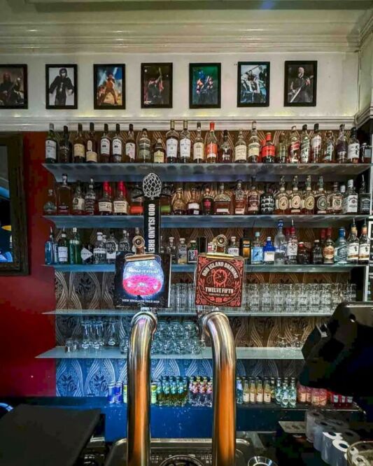 To celebrate the city, everything that happened during the day, and to mark the halfway point between Copenhagen and Oslo, I decided to go have some beers and burgers at the 2112 restaurant, and what a fantastic experience it was. There was some heavy music in the air, the bar was full of great beers, and the burgers were tasty!