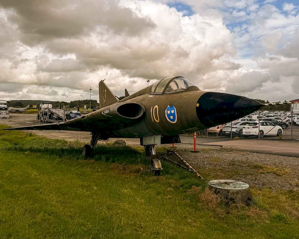 At least the scenery was interesting. I cycled past the Bohus Fästning, a ruined fortress built in 1308 that was quite a sight for me. Around Kareby, I passed by two fighter jets in the parking lot of a car dealership. No idea why they are there. I also could see from the road the massive size of the Tjörnbron, a cable-stayed bridge over Askeröfjorden.