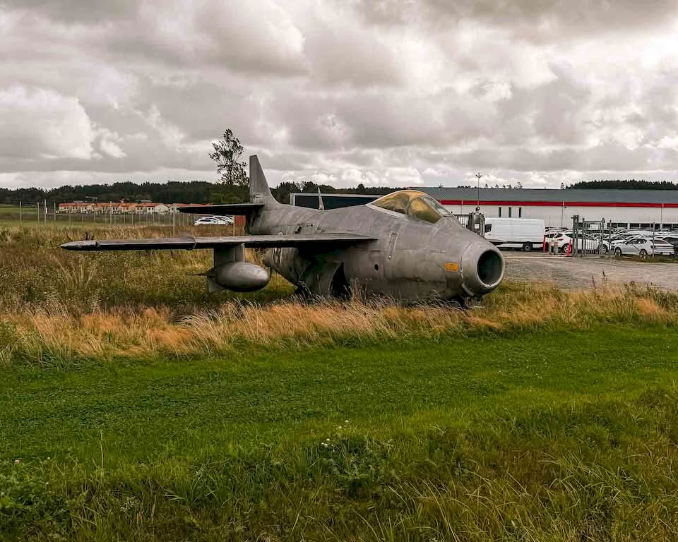 At least the scenery was interesting. I cycled past the Bohus Fästning, a ruined fortress built in 1308 that was quite a sight for me. Around Kareby, I passed by two fighter jets in the parking lot of a car dealership. No idea why they are there. I also could see from the road the massive size of the Tjörnbron, a cable-stayed bridge over Askeröfjorden.