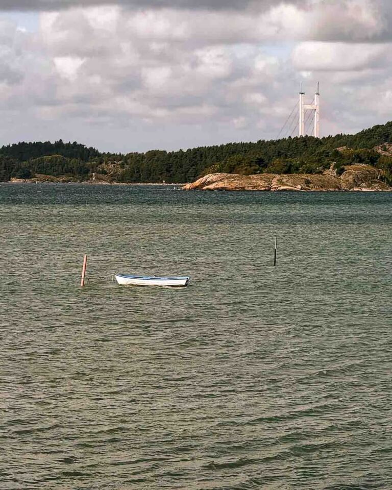 At least the scenery was interesting. I cycled past the Bohus Fästning, a ruined fortress built in 1308 that was quite a sight for me. Around Kareby, I passed by two fighter jets in the parking lot of a car dealership. No idea why they are there. I also could see from the road the massive size of the Tjörnbron, a cable-stayed bridge over Askeröfjorden.