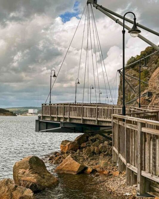 When I arrived in Uddevalla, I was surprised to see that my bike would have to go around a rocky hill, going towards the Strandpromenaden in a wooden pathway over the water. That was the end of my 95 km bike ride, and I was happy to lie down for a moment at the Hotell Viking before I went around to explore the city.