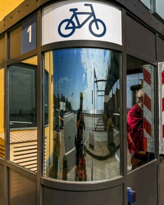 Getting out of Copenhagen felt surreal in so many ways. The route followed the sea on the right side, and it had gorgeous views. On the other side, the houses felt like mansions for fancy Danish people. It was great to start the first day cycling on a straight line with such a beautiful view.