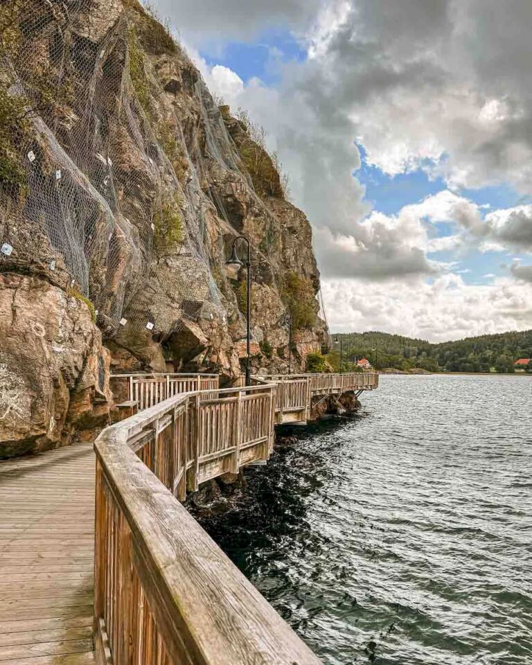 When I arrived in Uddevalla, I was surprised to see that my bike would have to go around a rocky hill, going towards the Strandpromenaden in a wooden pathway over the water. That was the end of my 95 km bike ride, and I was happy to lie down for a moment at the Hotell Viking before I went around to explore the city.