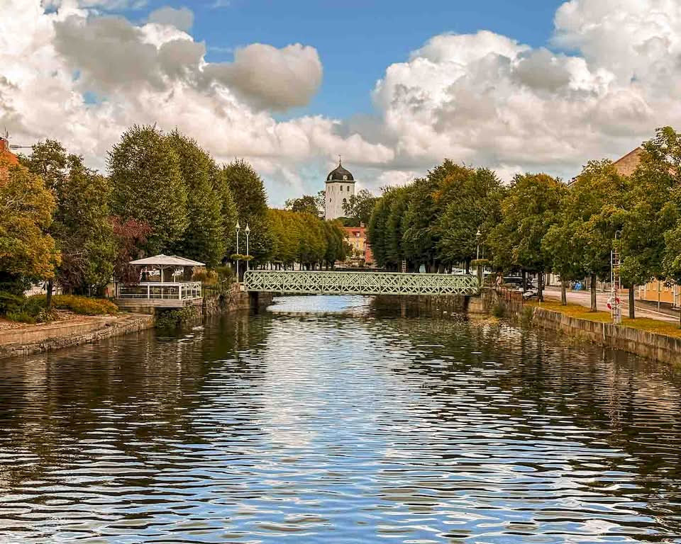 When I arrived in Uddevalla, I was surprised to see that my bike would have to go around a rocky hill, going towards the Strandpromenaden in a wooden pathway over the water. That was the end of my 95 km bike ride, and I was happy to lie down for a moment at the Hotell Viking before I went around to explore the city.