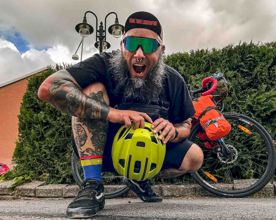 When I arrived in Uddevalla, I was surprised to see that my bike would have to go around a rocky hill, going towards the Strandpromenaden in a wooden pathway over the water. That was the end of my 95 km bike ride, and I was happy to lie down for a moment at the Hotell Viking before I went around to explore the city.