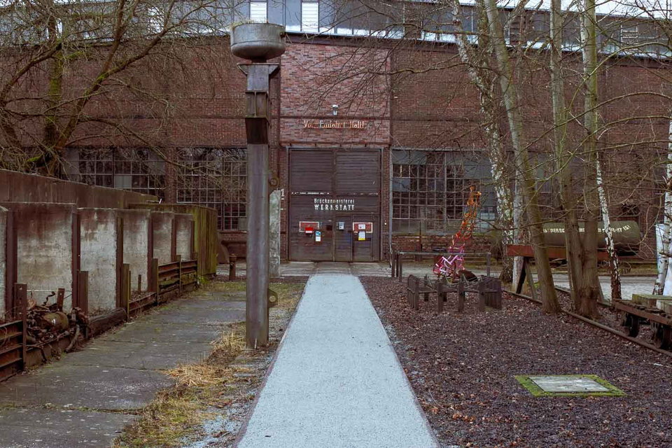 When I ask people about Berlin’s green spaces, most of them mention Tempelhofer Feld or Treptower Park. However, tucked away in the Schöneberg lies a hidden gem that offers an entirely different kind of outdoor experience: Natur-Park Südgelände. And I believe more people should know about this unique blend of history and wilderness.