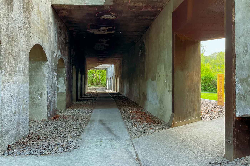When I ask people about Berlin’s green spaces, most of them mention Tempelhofer Feld or Treptower Park. However, tucked away in the Schöneberg lies a hidden gem that offers an entirely different kind of outdoor experience: Natur-Park Südgelände. And I believe more people should know about this unique blend of history and wilderness.