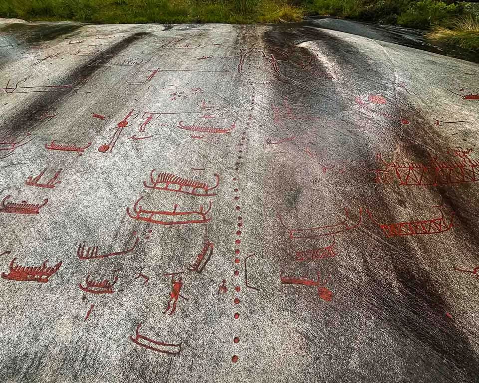 UNESCO added Tanum to the World Heritage List in 1994 to protect its immense concentration of Bronze Age rock art (1700–500 BCE). Although the entire Bohuslän region is replete with petroglyphs, Tanum has the most diverse and dense collection of motifs. Across roughly 41 square kilometers, researchers have identified over 600 individual carving sites—a number that continues to grow as new panels are uncovered.