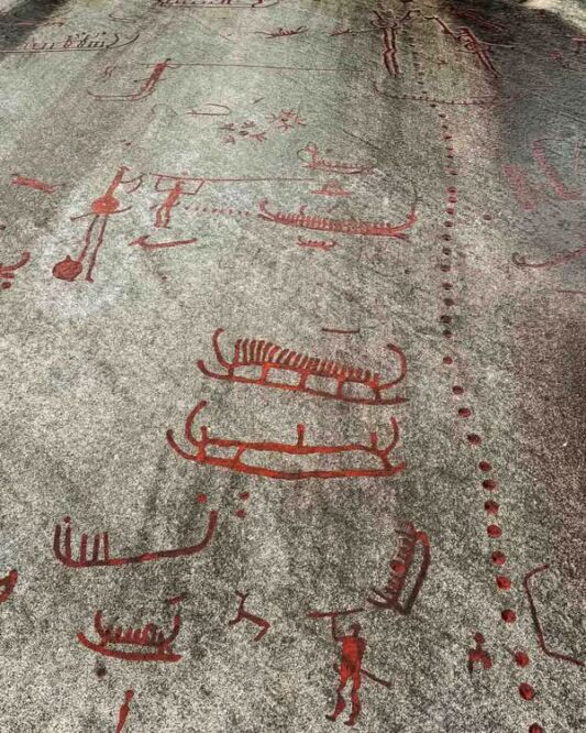 UNESCO added Tanum to the World Heritage List in 1994 to protect its immense concentration of Bronze Age rock art (1700–500 BCE). Although the entire Bohuslän region is replete with petroglyphs, Tanum has the most diverse and dense collection of motifs. Across roughly 41 square kilometers, researchers have identified over 600 individual carving sites—a number that continues to grow as new panels are uncovered.