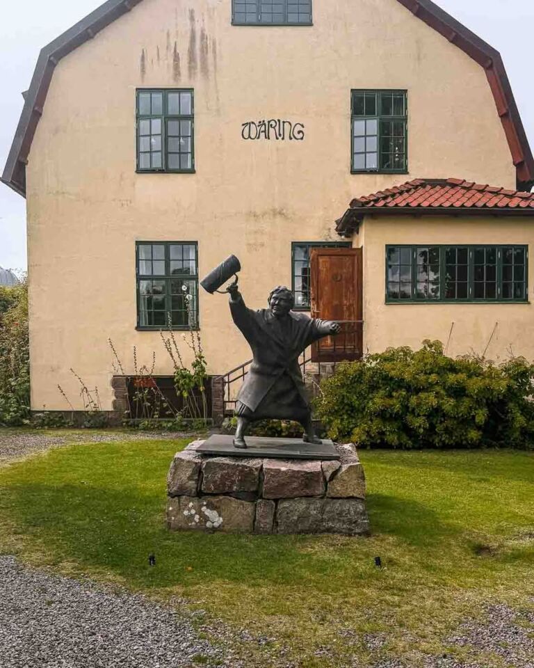 If you love exploring European destinations that offer more than just pretty postcard views like I do, I believe the coastal town of Varberg in Sweden, needs to be on your travel radar. But not for the historical fortress and beautful beaches that you can find there. Varberg is where you’re going to find a fascinating and fiercely debated piece of public art: the statue of The Woman With the Handbag.