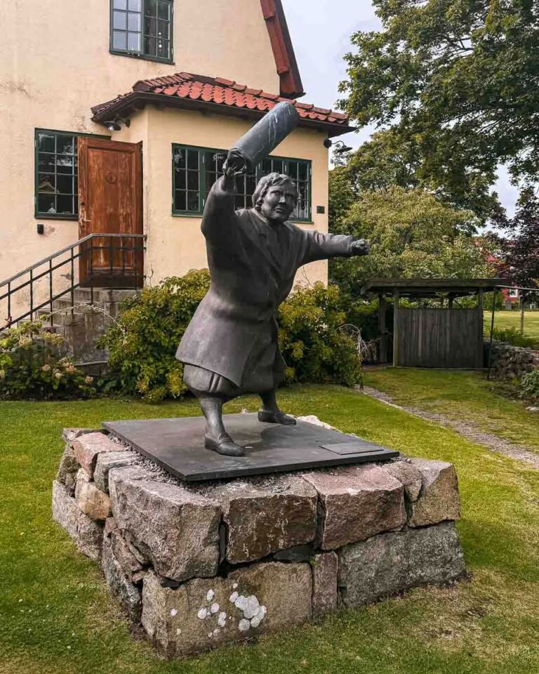 If you love exploring European destinations that offer more than just pretty postcard views like I do, I believe the coastal town of Varberg in Sweden, needs to be on your travel radar. But not for the historical fortress and beautful beaches that you can find there. Varberg is where you’re going to find a fascinating and fiercely debated piece of public art: the statue of The Woman With the Handbag.