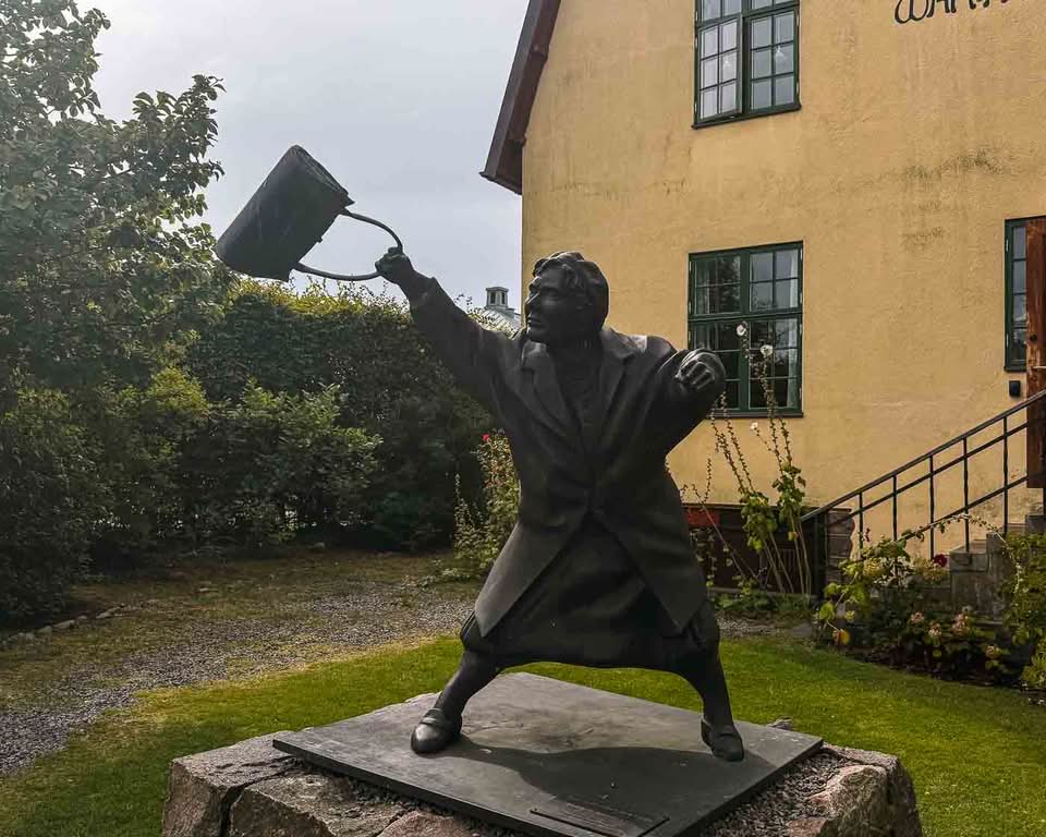 If you love exploring European destinations that offer more than just pretty postcard views like I do, I believe the coastal town of Varberg in Sweden, needs to be on your travel radar. But not for the historical fortress and beautful beaches that you can find there. Varberg is where you’re going to find a fascinating and fiercely debated piece of public art: the statue of The Woman With the Handbag.