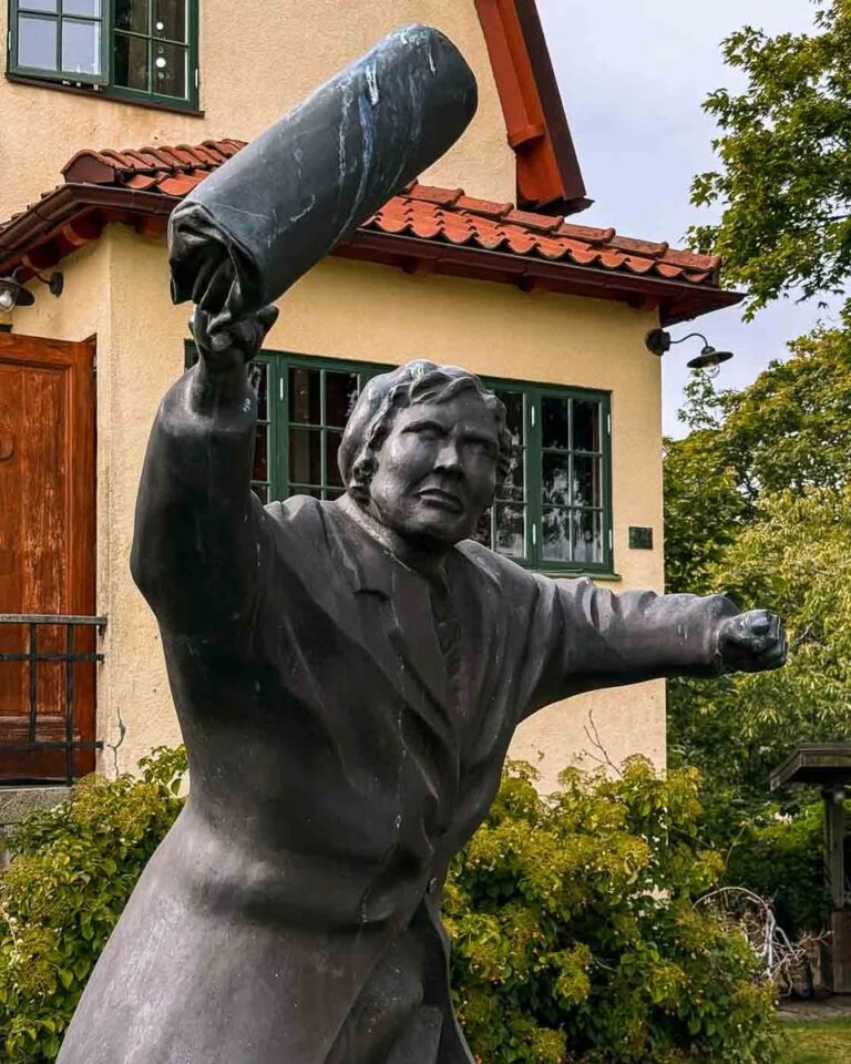 If you love exploring European destinations that offer more than just pretty postcard views like I do, I believe the coastal town of Varberg in Sweden, needs to be on your travel radar. But not for the historical fortress and beautful beaches that you can find there. Varberg is where you’re going to find a fascinating and fiercely debated piece of public art: the statue of The Woman With the Handbag.