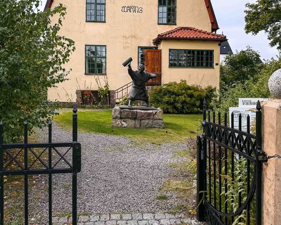 If you love exploring European destinations that offer more than just pretty postcard views like I do, I believe the coastal town of Varberg in Sweden, needs to be on your travel radar. But not for the historical fortress and beautful beaches that you can find there. Varberg is where you’re going to find a fascinating and fiercely debated piece of public art: the statue of The Woman With the Handbag.
