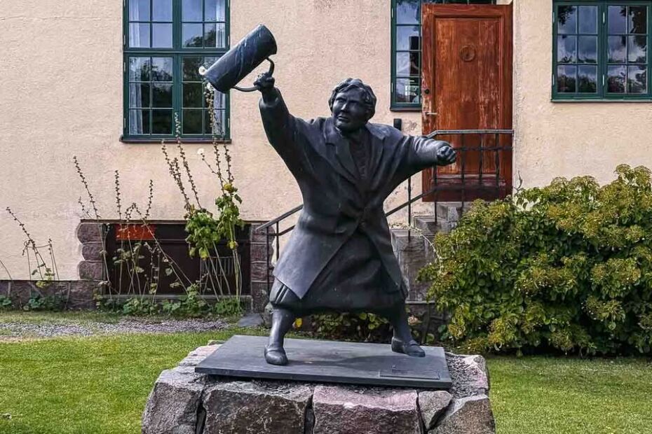 If you love exploring European destinations that offer more than just pretty postcard views like I do, I believe the coastal town of Varberg in Sweden, needs to be on your travel radar. But not for the historical fortress and beautful beaches that you can find there. Varberg is where you’re going to find a fascinating and fiercely debated piece of public art: the statue of The Woman With the Handbag.