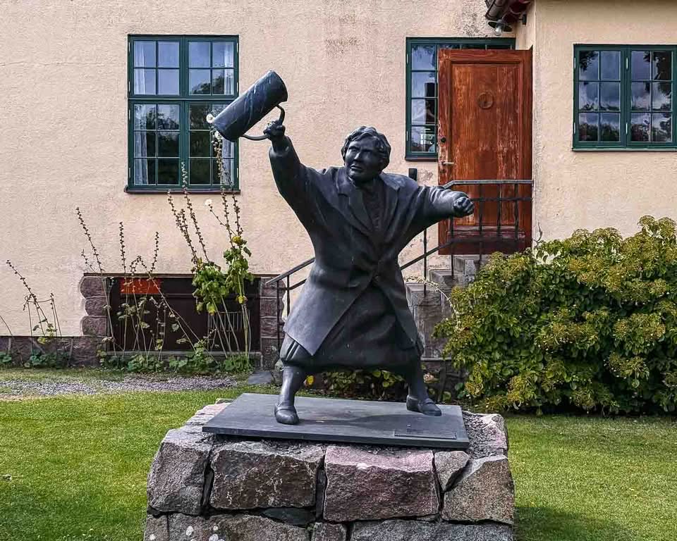 If you love exploring European destinations that offer more than just pretty postcard views like I do, I believe the coastal town of Varberg in Sweden, needs to be on your travel radar. But not for the historical fortress and beautful beaches that you can find there. Varberg is where you’re going to find a fascinating and fiercely debated piece of public art: the statue of The Woman With the Handbag.