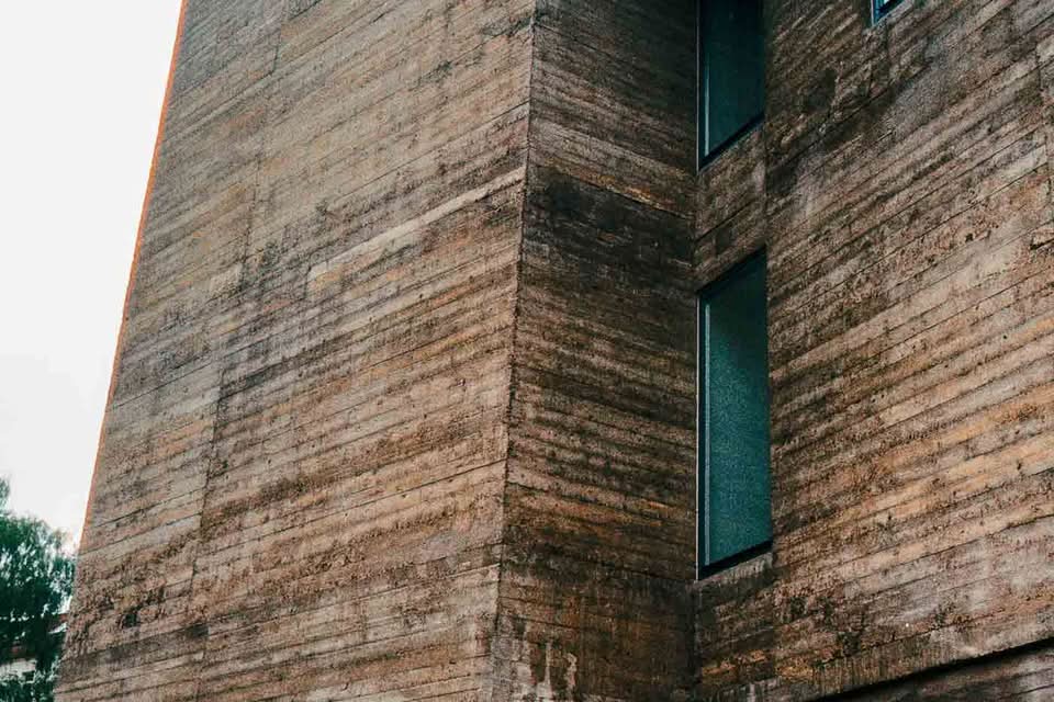 There is one building on Gottschedstraße that will stop architecture lovers in their tracks as they walk around Berlin-Wedding. On a street corner, there is a concrete volume that looks like a stack of interlocking cubes. Bold, expressive, and strikingly textured, it carries all the hallmark features of mid-century concrete brutalist architecture. This is the famous Rotaprint Eckturm.