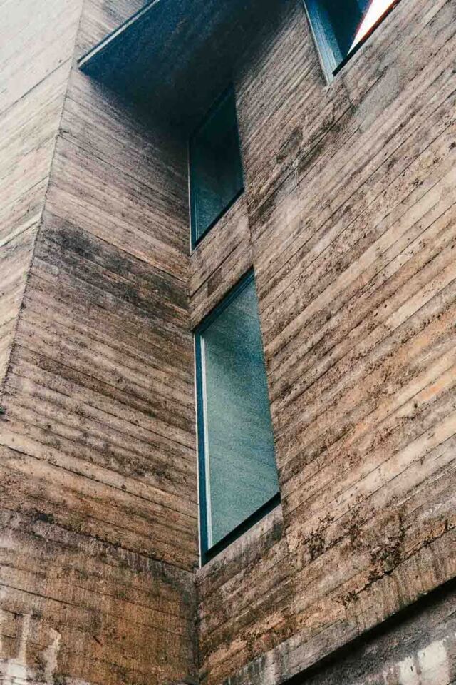 There is one building on Gottschedstraße that will stop architecture lovers in their tracks as they walk around Berlin-Wedding. On a street corner, there is a concrete volume that looks like a stack of interlocking cubes. Bold, expressive, and strikingly textured, it carries all the hallmark features of mid-century concrete brutalist architecture. This is the famous Rotaprint Eckturm.