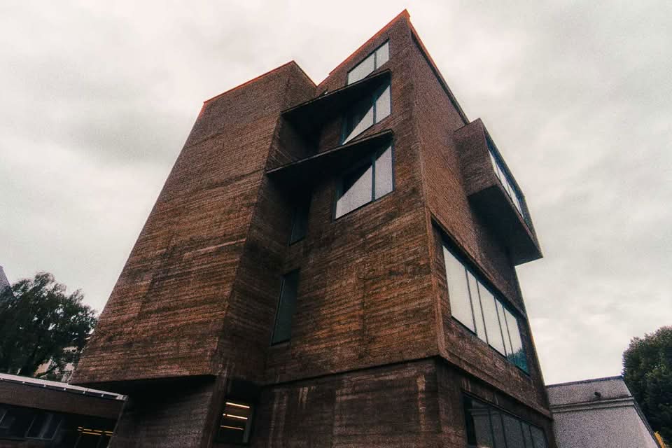 There is one building on Gottschedstraße that will stop architecture lovers in their tracks as they walk around Berlin-Wedding. On a street corner, there is a concrete volume that looks like a stack of interlocking cubes. Bold, expressive, and strikingly textured, it carries all the hallmark features of mid-century concrete brutalist architecture. This is the famous Rotaprint Eckturm.