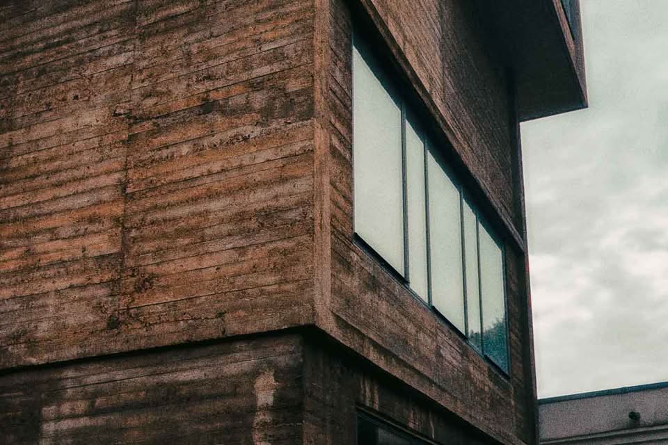 There is one building on Gottschedstraße that will stop architecture lovers in their tracks as they walk around Berlin-Wedding. On a street corner, there is a concrete volume that looks like a stack of interlocking cubes. Bold, expressive, and strikingly textured, it carries all the hallmark features of mid-century concrete brutalist architecture. This is the famous Rotaprint Eckturm.