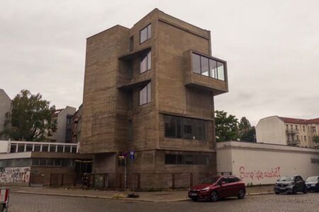 There is one building on Gottschedstraße that will stop architecture lovers in their tracks as they walk around Berlin-Wedding. On a street corner, there is a concrete volume that looks like a stack of interlocking cubes. Bold, expressive, and strikingly textured, it carries all the hallmark features of mid-century concrete brutalist architecture. This is the famous Rotaprint Eckturm.