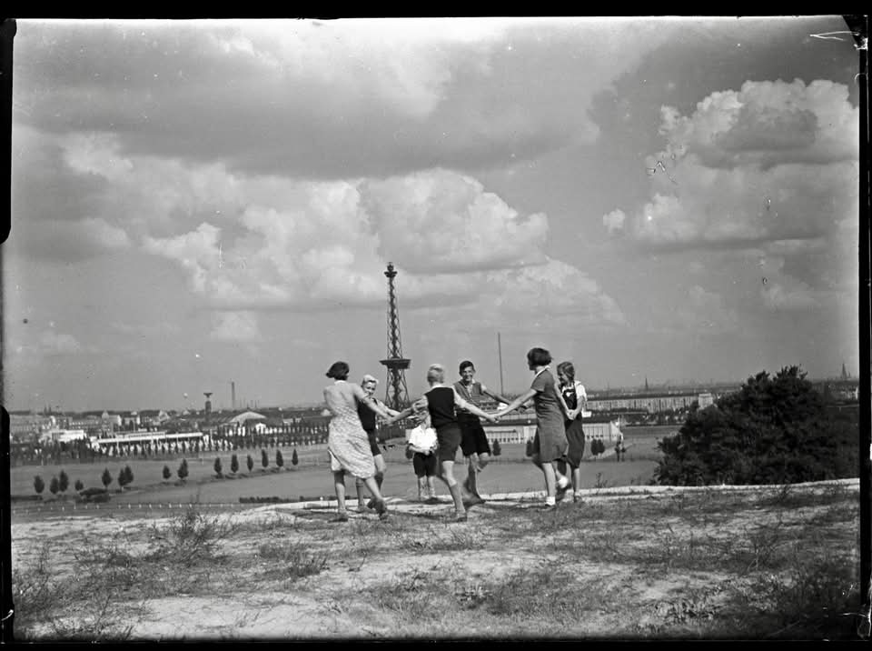 If you love street photography, Berlin history, and stories of long-lost treasures, I have a remarkable exhibition for you. From June 5 to September 27, 2026, the Willy-Brandt-Haus is presenting a wonderful look into the past with “A Berlin Suitcase” (Ein Berliner Koffer), a showcase dedicated entirely to the brilliant pre-war work of photographer Fide Struck.